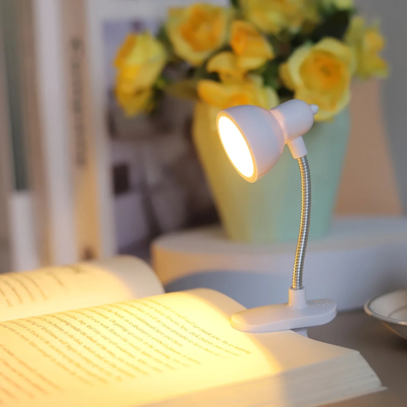 1Pcs Portable Eye-Friendly Reading Lamp - Warm & Bright Clip-On Light